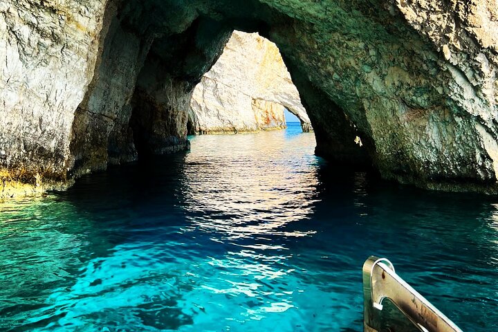 Private 7m 250hp speed boat tour Shipwreck Blue caves up to 9pax  - Image 5