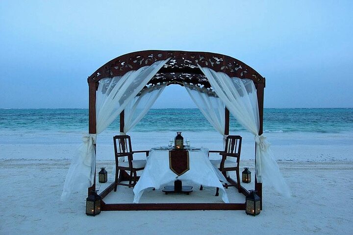 Romantic dinner with Candle at the Nungwi beach - Image 2