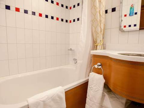 Deluxe Inside Stateroom Image 4