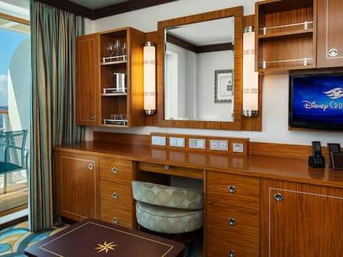 Concierge Family Oceanview Stateroom with Verandah Image 5