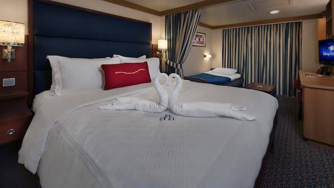 Deluxe Family Oceanview Stateroom with Verandah Image 7