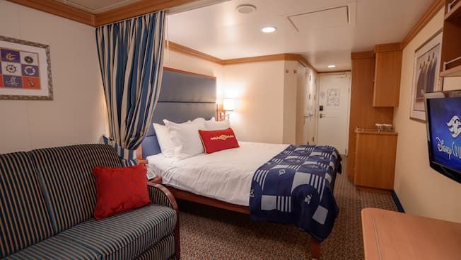 Deluxe Oceanview Stateroom with Verandah Image 7