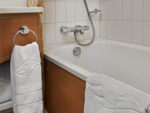 Deluxe Oceanview Stateroom with Verandah Image 6