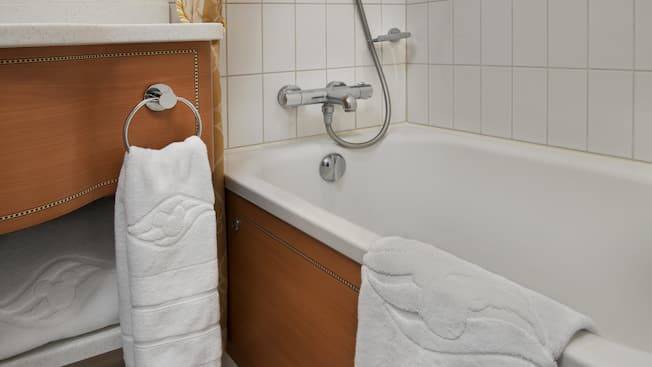 Deluxe Oceanview Stateroom with Verandah Image 6