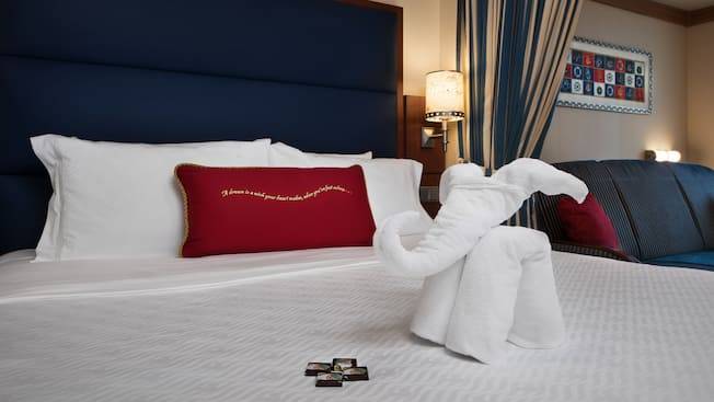 Deluxe Oceanview Stateroom with Verandah Image 7