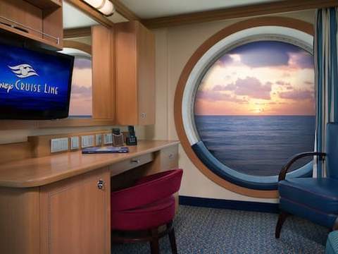 Deluxe Family Oceanview Stateroom Image 5