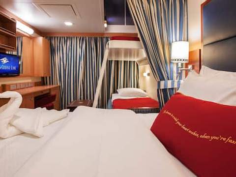 Deluxe Oceanview Stateroom Image 3