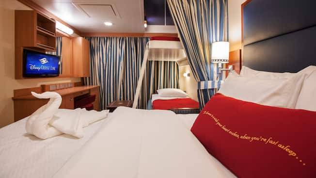Deluxe Oceanview Stateroom Image 3