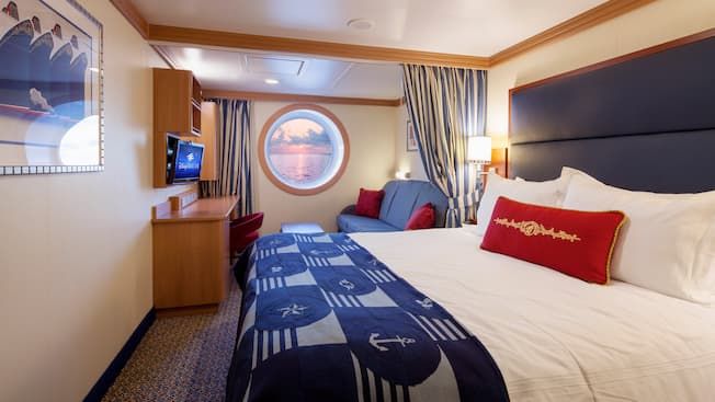 Deluxe Oceanview Stateroom Image 5