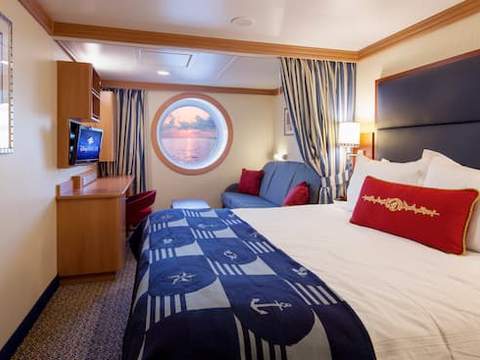 Deluxe Oceanview Stateroom Image 5
