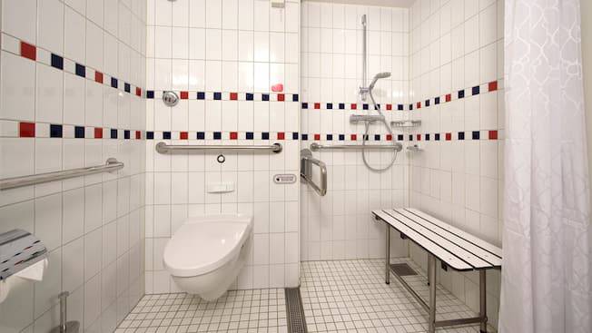 Deluxe Oceanview Stateroom Image 6