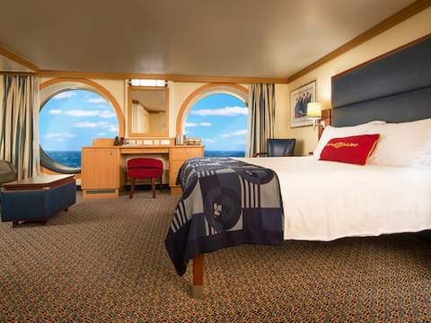 Deluxe Oceanview Stateroom Image 6