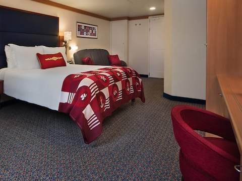 Deluxe Oceanview Stateroom Image 3