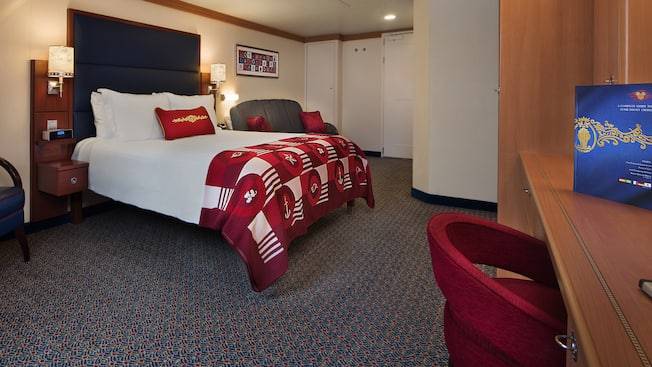 Deluxe Oceanview Stateroom Image 3