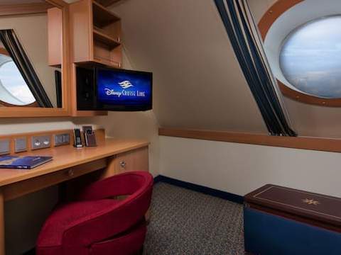Deluxe Oceanview Stateroom Image 2