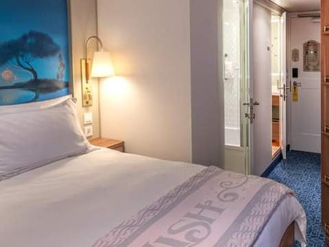 Deluxe Family Oceanview Stateroom with Verandah Image 4