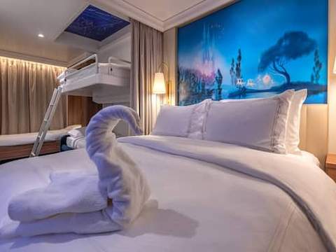 Deluxe Family Oceanview Stateroom with Verandah Image 2