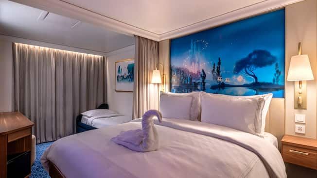 Deluxe Oceanview Stateroom Image 2