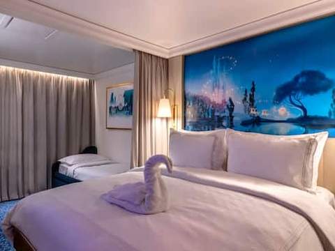 Deluxe Oceanview Stateroom Image 2