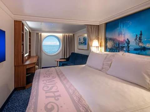 Deluxe Oceanview Stateroom Image 4