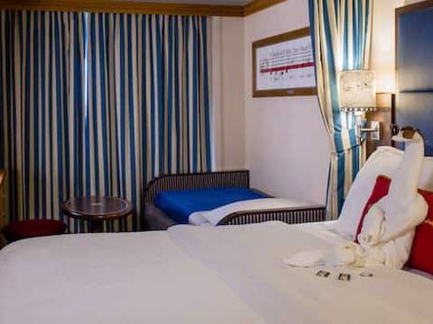 Deluxe Oceanview Stateroom with Verandah Image 4