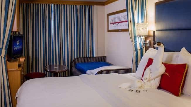 Deluxe Oceanview Stateroom with Verandah Image 4