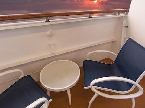 Deluxe Oceanview Stateroom with Verandah Image 4