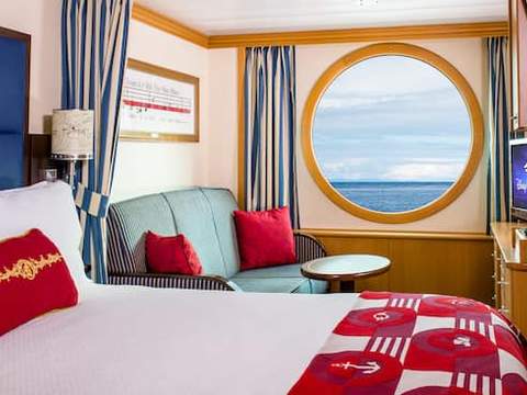 Deluxe Oceanview Stateroom Image 4