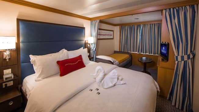Deluxe Oceanview Stateroom Image 3