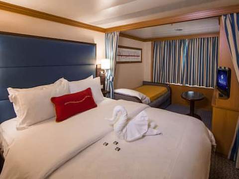 Deluxe Oceanview Stateroom Image 3
