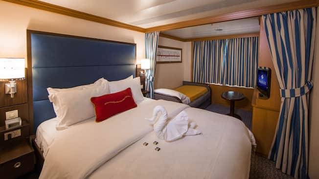 Deluxe Oceanview Stateroom Image 3
