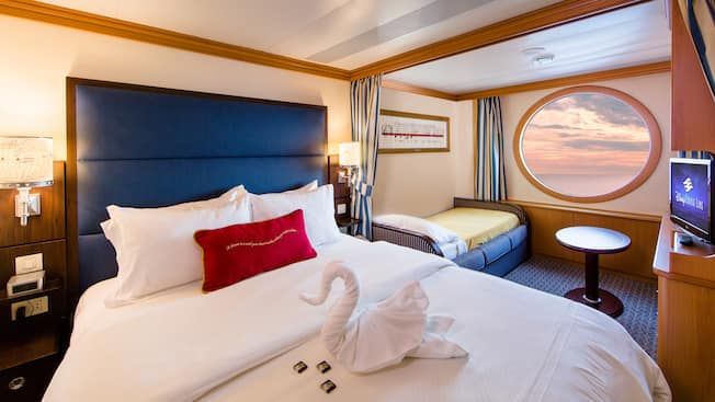 Deluxe Oceanview Stateroom Image 2