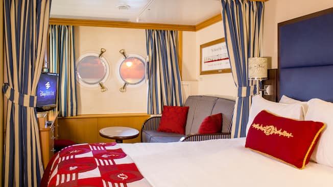 Deluxe Oceanview Stateroom Image 3