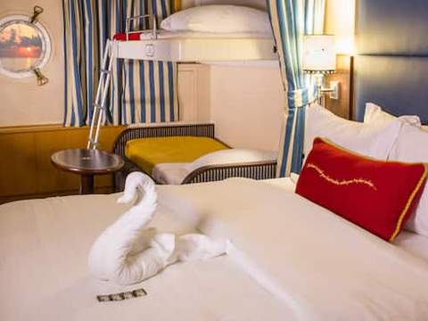 Deluxe Oceanview Stateroom Image 2