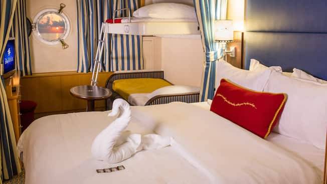Deluxe Oceanview Stateroom Image 2