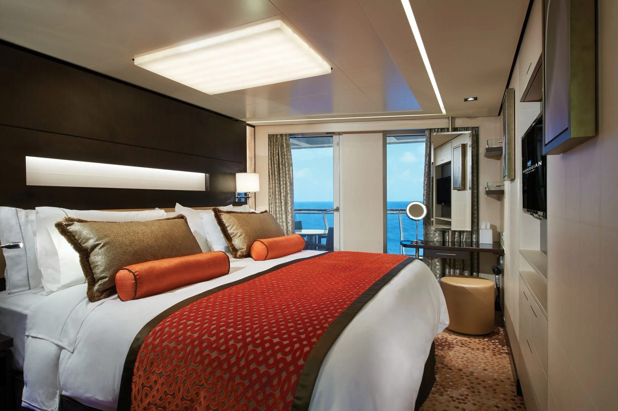 Norwegian Escape The Haven Aft-Facing Penthouse with Master Bedroom & Balcony (HA) bedroom, photo 1 of 2