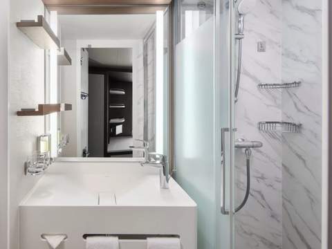 Norwegian Pearl Solo Balcony (BT) bathroom