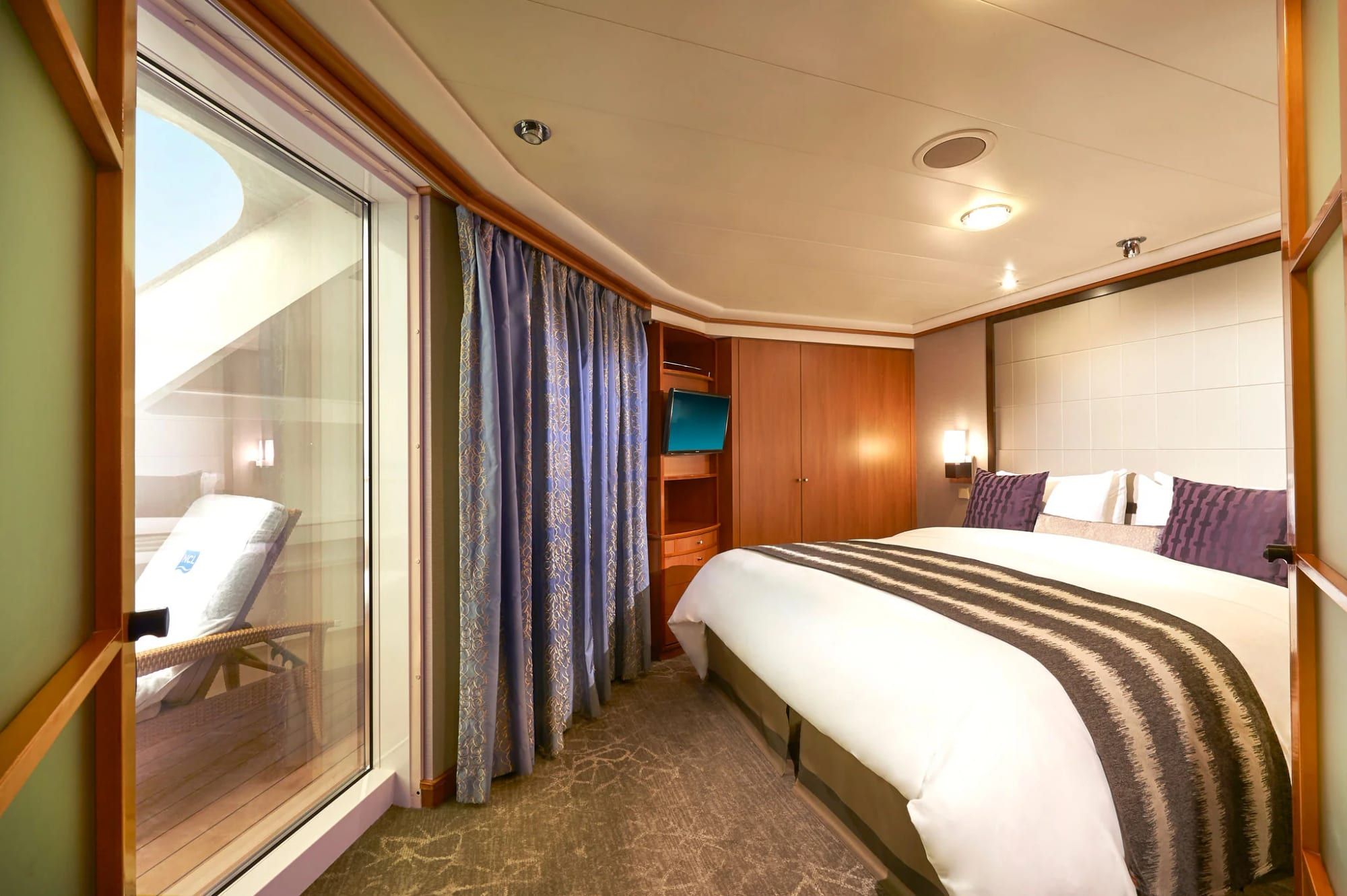 Norwegian Sun Aft-Facing Penthouse with Large Balcony (SF) bedroom, photo 1 of 2