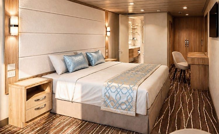 Regal Princess Reserve Mini-Suite No Balcony (MY) bedroom