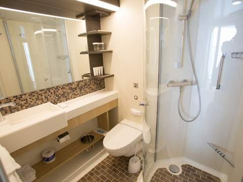Odyssey of the Seas Studio Ocean View Balcony (2F) bathroom