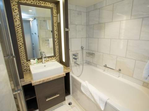 Oasis of the Seas Junior Suite (J4) bathroom