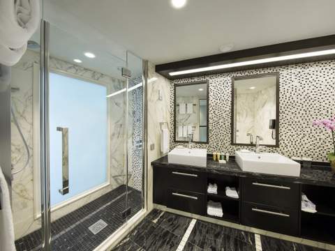 Oasis of the Seas Owner’s Panoramic Suite - 1 Bedroom (OP) bathroom