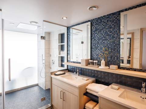Legend of the Seas Ultimate Family Townhouse (UL) bathroom, photo 4 of 4