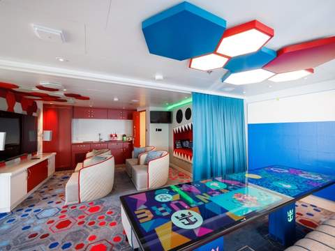 Legend of the Seas Ultimate Family Townhouse (UL) living area, photo 10 of 13