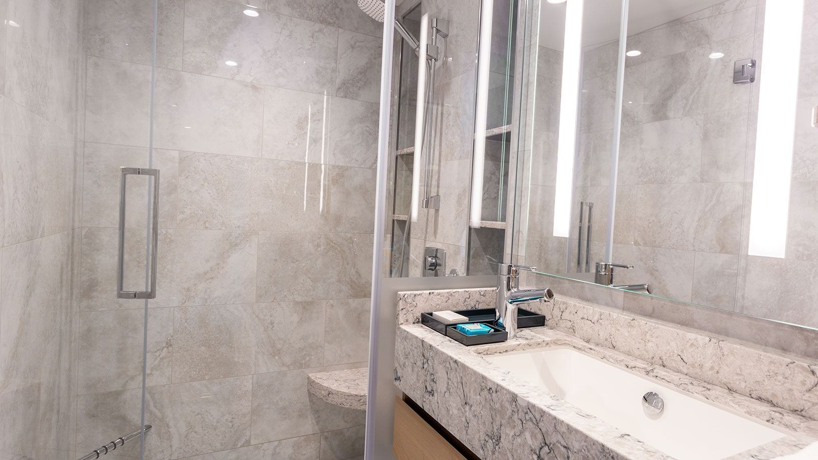 Hero of the Seas Sunset Junior Suite (JT) bathroom