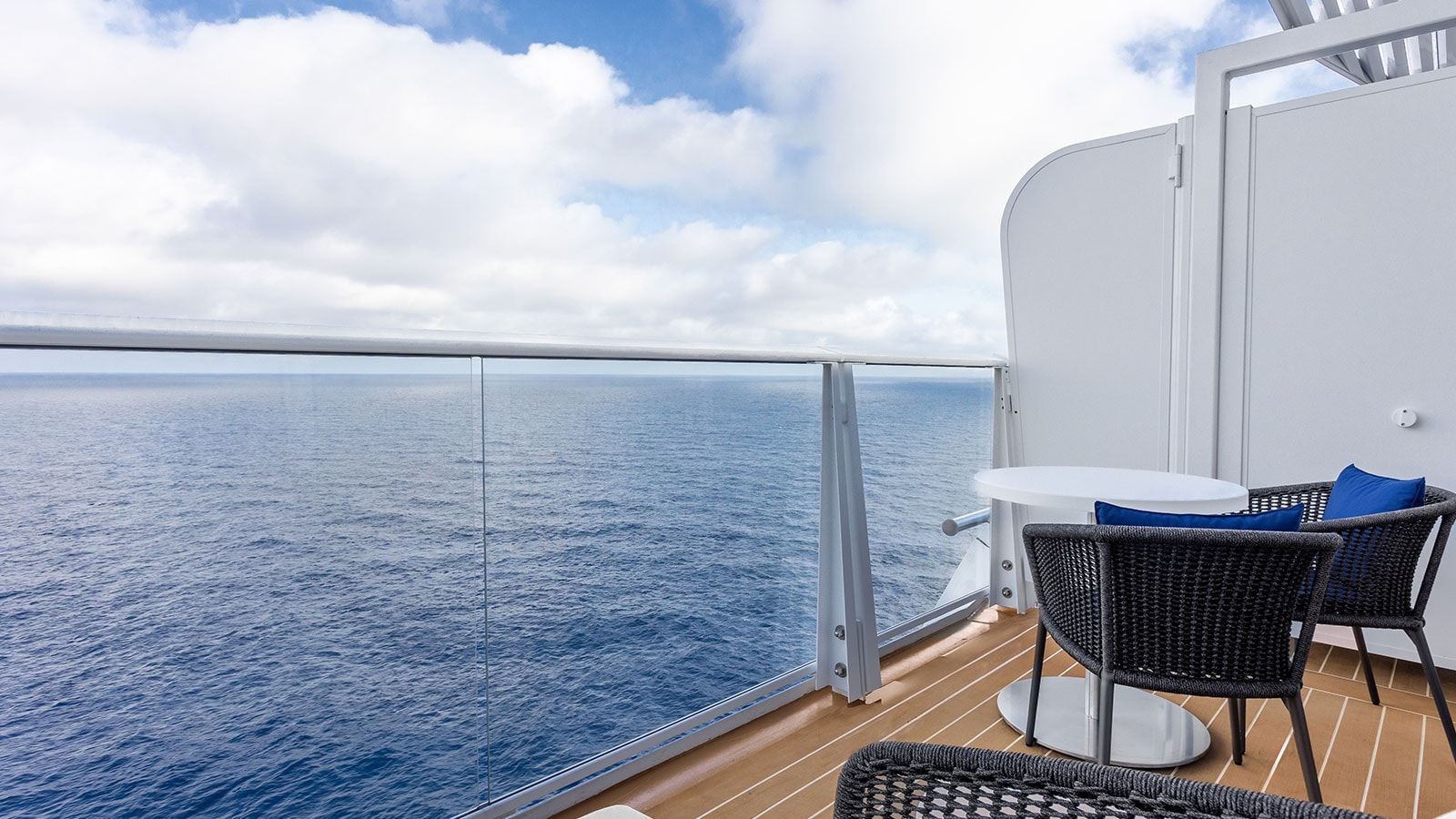 Hero of the Seas Sky Junior Suite (JY) balcony