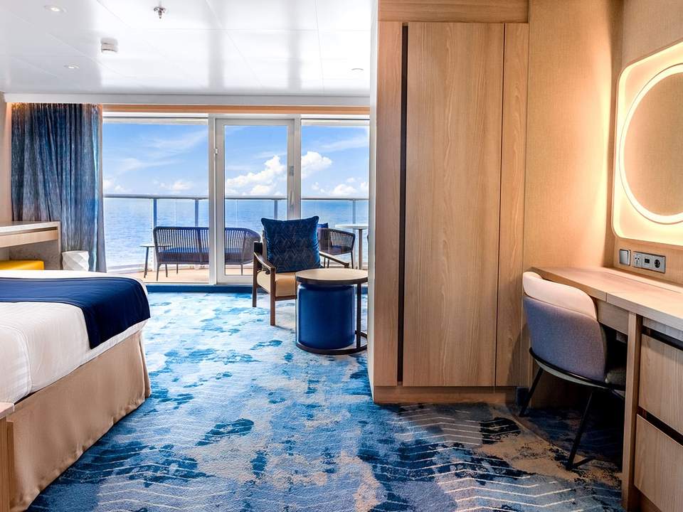 Hero of the Seas Sunset Suite (SS) bedroom, photo 1 of 5