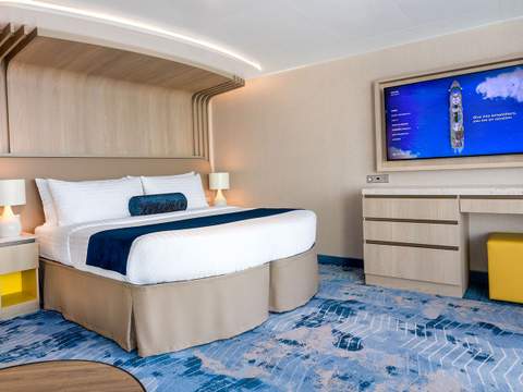 Legend of the Seas Sunset Suite (SS) bedroom, photo 4 of 5