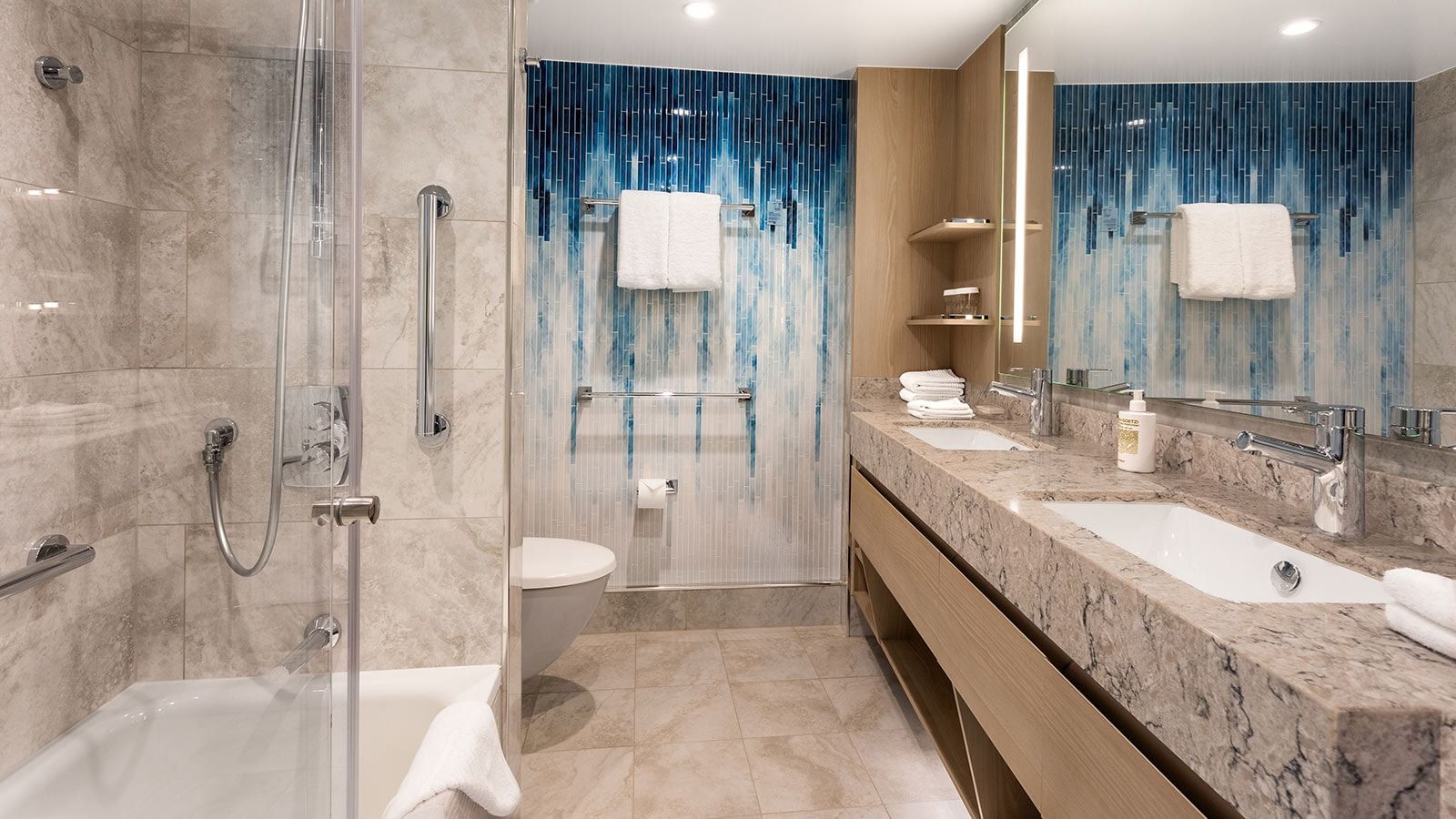 Hero of the Seas Sunset Suite (SS) bathroom