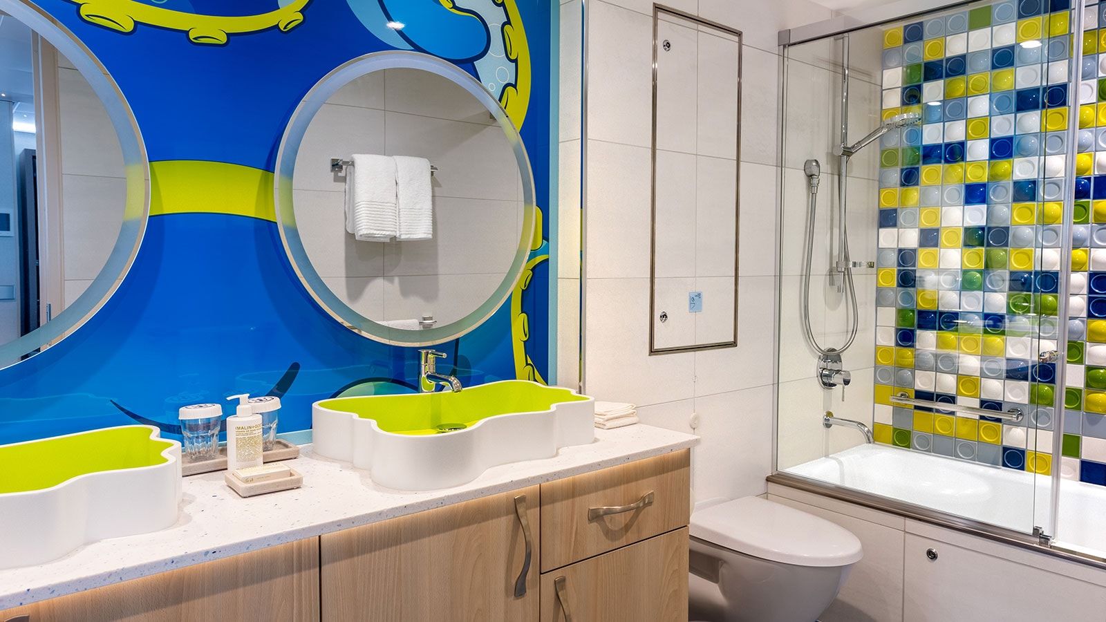 Legend of the Seas Ultimate Family Townhouse (UL) bathroom, photo 3 of 4